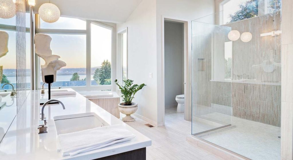 Výměna starých sprchových zástěn: více světla, praktičnost a moderní design