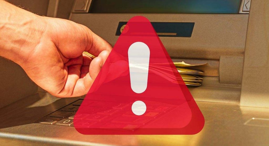 Sofistikovaný podvod, který pomocí mobilních telefonů vyprázdňuje bankovní účty prostřednictvím bankomatů