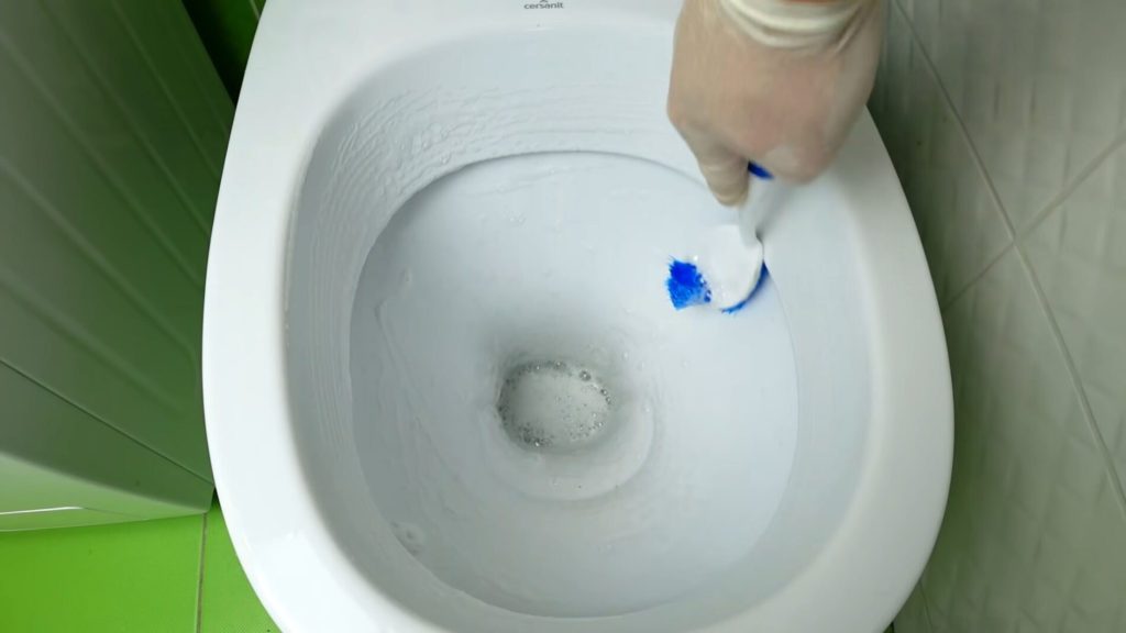 Jedna tableta z kuchyně a toaleta září jako nová – jednoduchý trik, který opravdu funguje