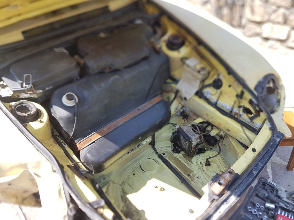 Porsche 911 leželo roky na dně řeky. Někdo se velmi snažil, aby z něj udělal sběratelský kousek.