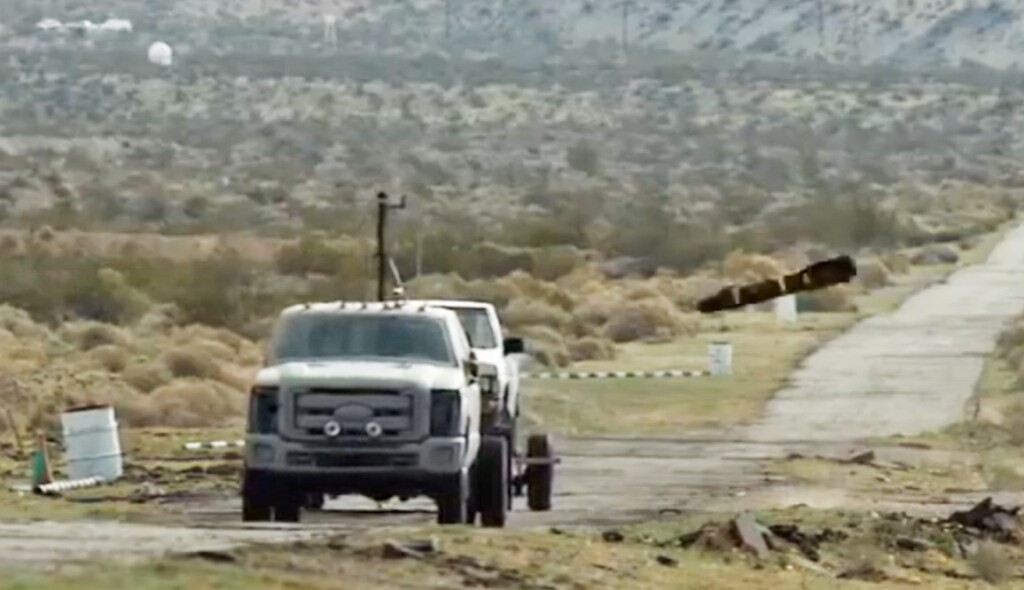 USA se rozhodly ověřit správnost tvrzení Elona Muska. Za tímto účelem umístily do pouště dva vozy Cybertruck jako terče pro své rakety.