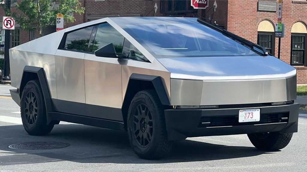 USA se rozhodly ověřit správnost tvrzení Elona Muska. Za tímto účelem umístily do pouště dva vozy Cybertruck jako terče pro své rakety.