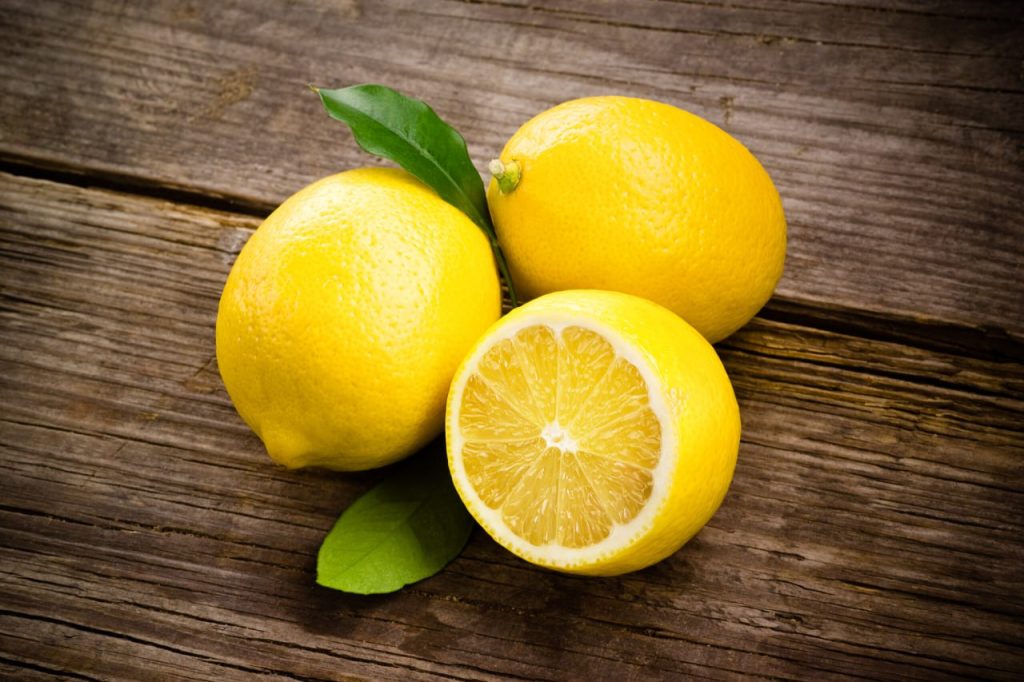 Vložte několik bobkových listů do citronu. Tato kombinace je opravdovým hitem. Promění váš domov během několika minut.