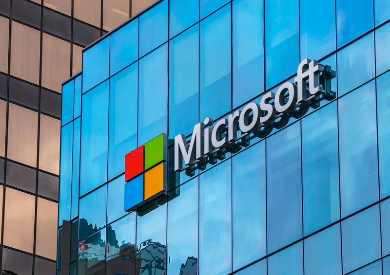 Sbohem, smartphony? „Majitel Microsoftu odhaluje budoucnost bez mobilních telefonů“ – Svět propojený čím?