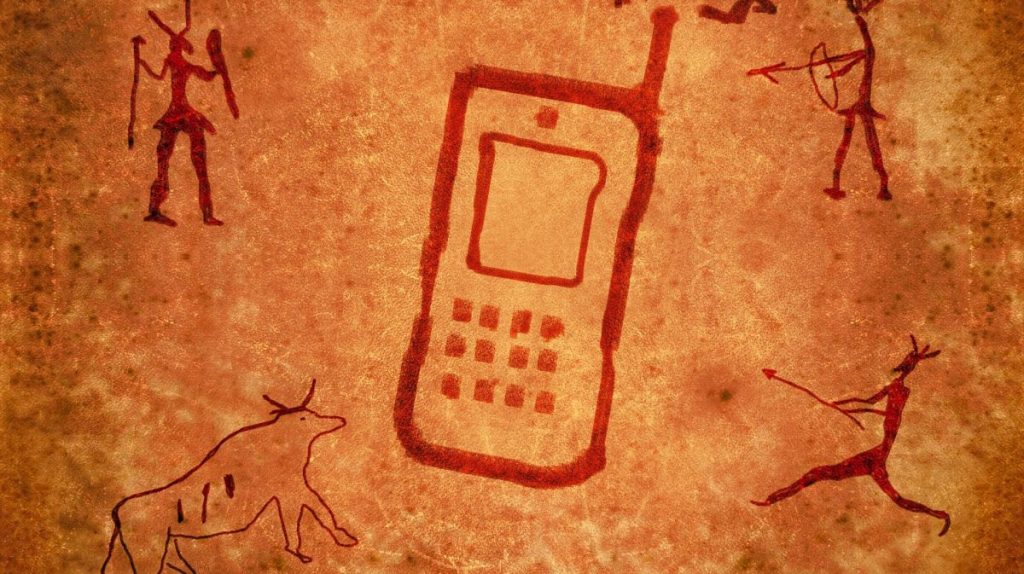 Objeven mobilní telefon Boha: nalezen smartphone z 3. století př. n. l. s nápisy v arabštině a hebrejštině.