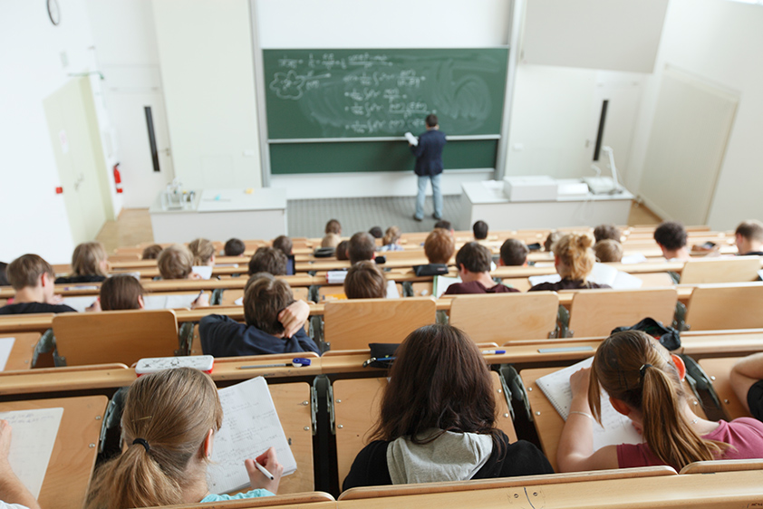 Profesor ekonomie: „Všichni známe lidi, kteří vydělávají dobře, ale nedokážou vyjít s penězi. Proč?“