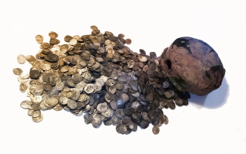Archeologové jsou ohromeni objevem opuštěné osady s neuvěřitelným pokladem: stovky nedotčených šperků a zlatých mincí