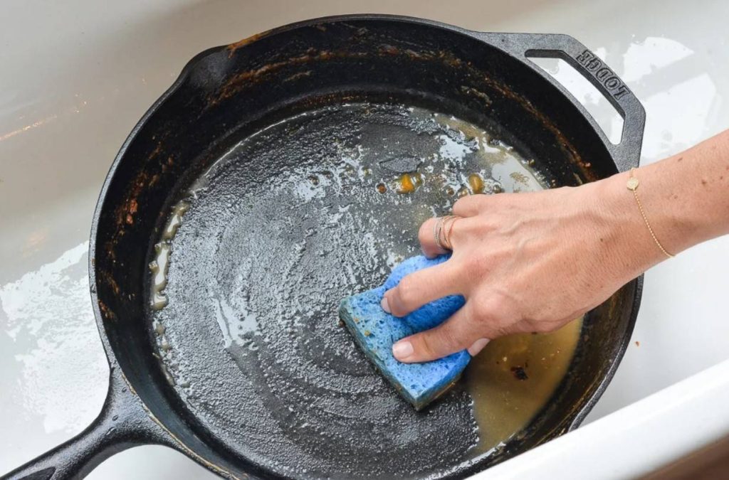 Ani ocet, ani soda: spolehlivý způsob, jak odstranit mastnotu z pánve v mžiku