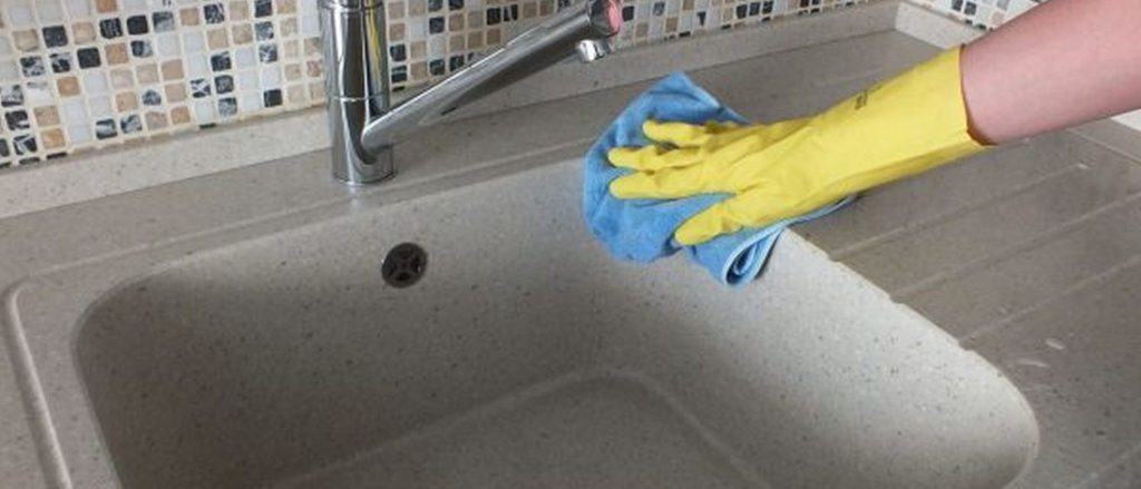 Jak odstranit černou plíseň z kuchyňského silikonu