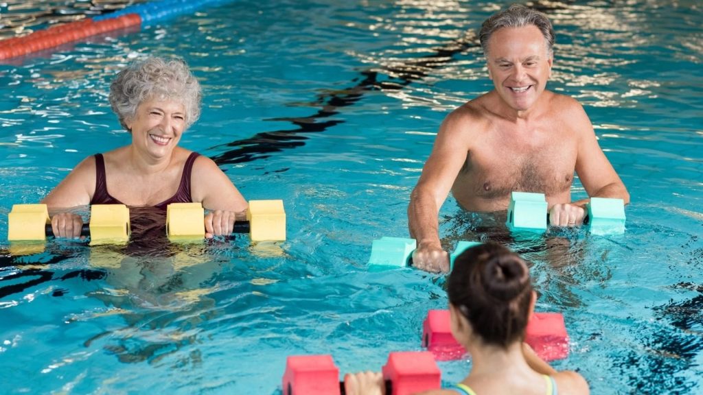Ani aqua aerobik, ani plavání: nejlepší cvičení ve vodě pro posílení svalů pro lidi starší 70 let. Pokud se provádějí několikrát týdně, mohou být tato cvičení účinnější než jiné druhy cvičení a vést k viditelným výsledkům z hlediska síly a flexibility.