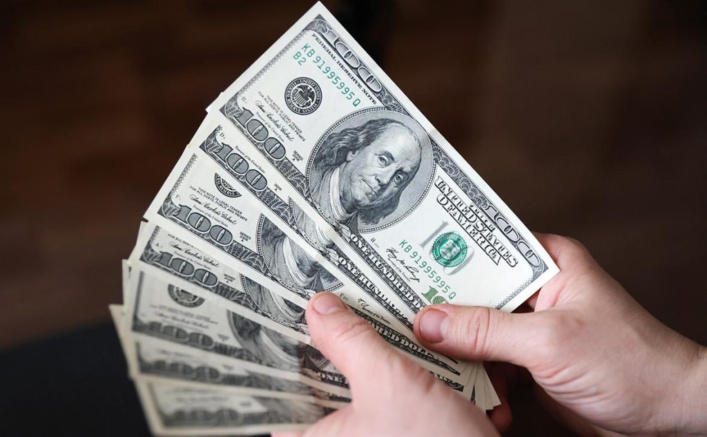 Výdaje na dotace na energetické zdroje se letos snížily o 2,1 miliardy dolarů, což umožnilo zachovat rozpočtový přebytek.