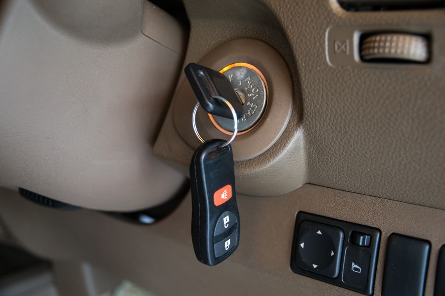 Trik s tenisovým míčkem, jak otevřít auto, když jste si nechali klíče uvnitř, funguje bezchybně