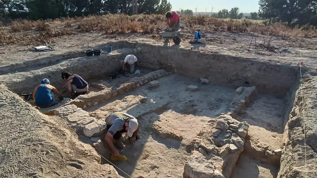 Šestimetrové ulice z doby železné a nedotčené pozůstatky: archeologické vykopávky v Malénu se stávají důležitým objektem pro archeology