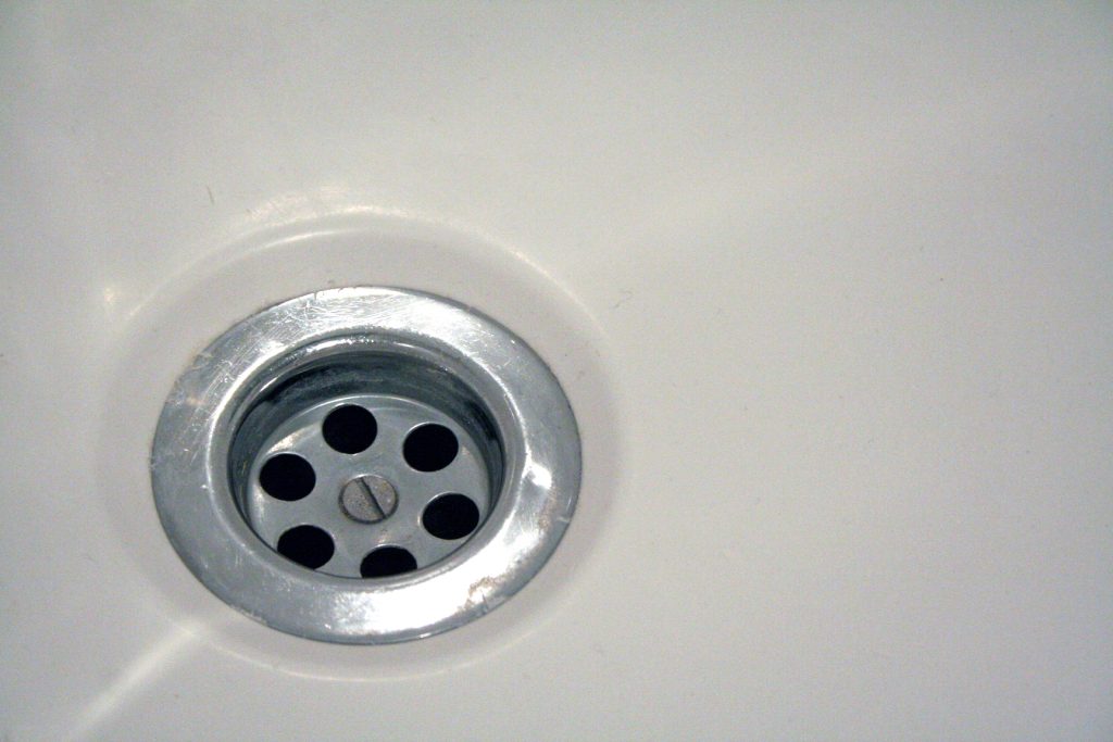 Smíchejte a nalijte do odpadu – instalatér mi poradil, jak vyčistit ucpaný umyvadlo