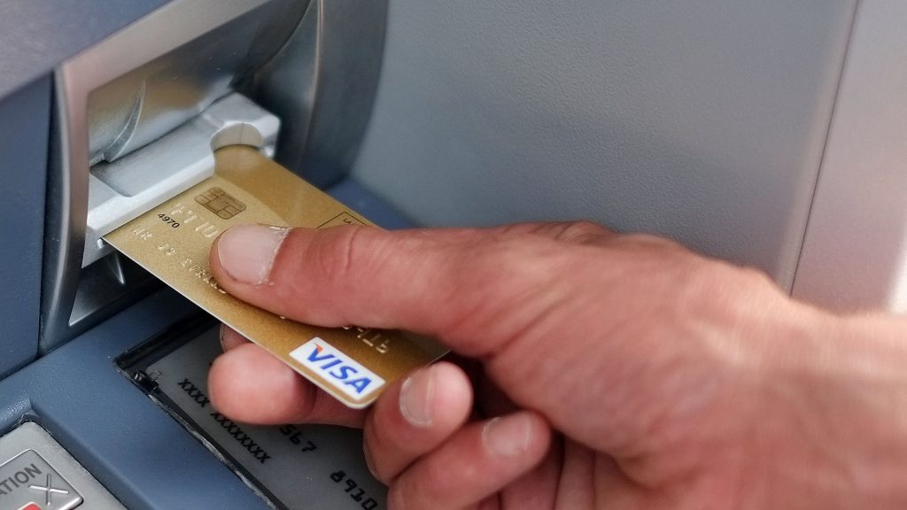 Nikdy nevkládejte svou bankovní kartu do bankomatu, pokud uvidíte tento předmět, můžete přijít o své peníze