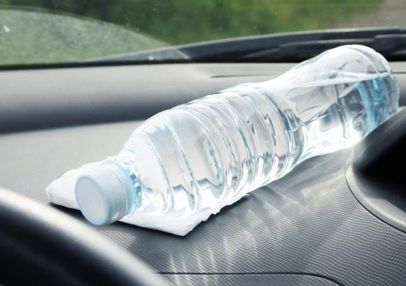Odborník na bezpečnost potravin: „Nechat láhev s vodou na slunci v autě se zdá být neškodné, ale ve skutečnosti je to koktejl z migrovaných plastů, mikroplastů, bakterií a nepříjemné chuti.“