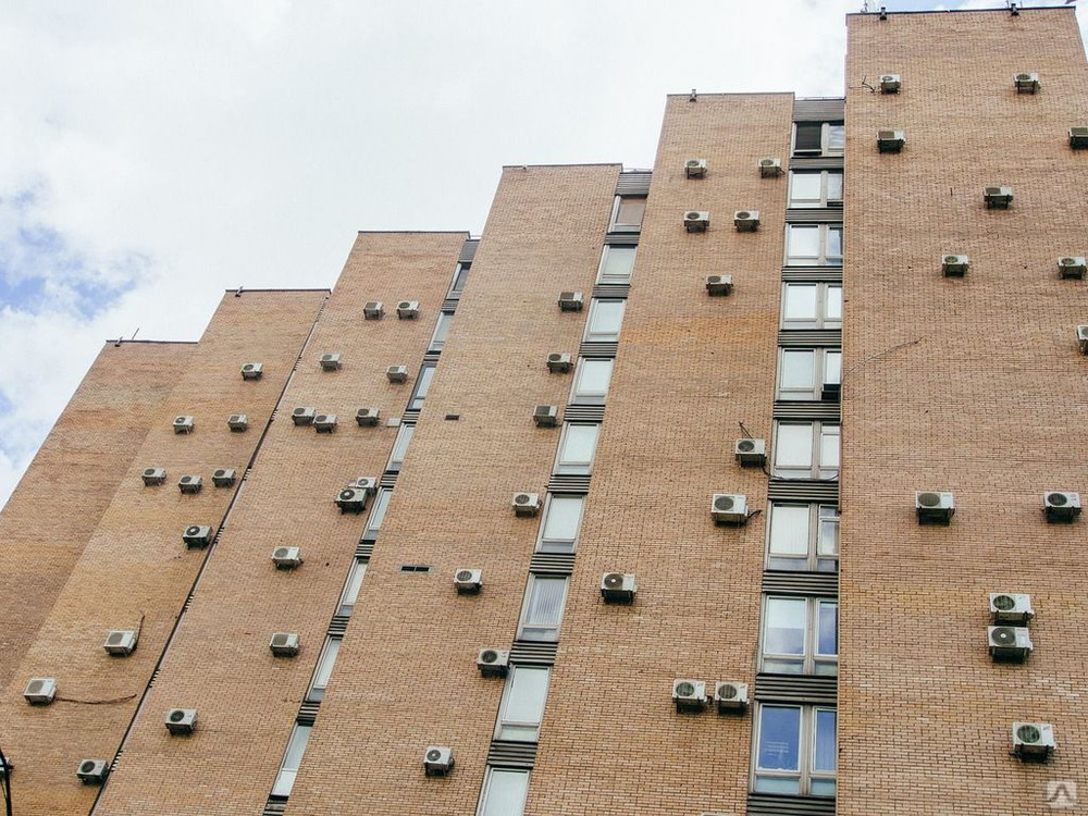 Instalace klimatizačních jednotek na fasádu je zakázána zákonem o vlastnictví nemovitostí.