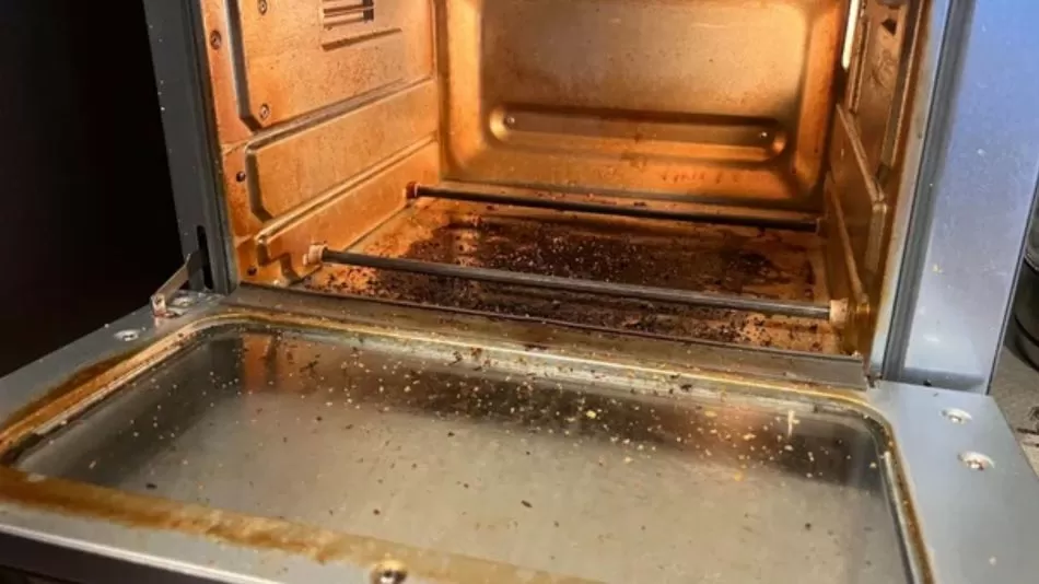 Žádný odmašťovač, žádná horká voda: tajný trik, který během několika minut rozzáří vaši troubu