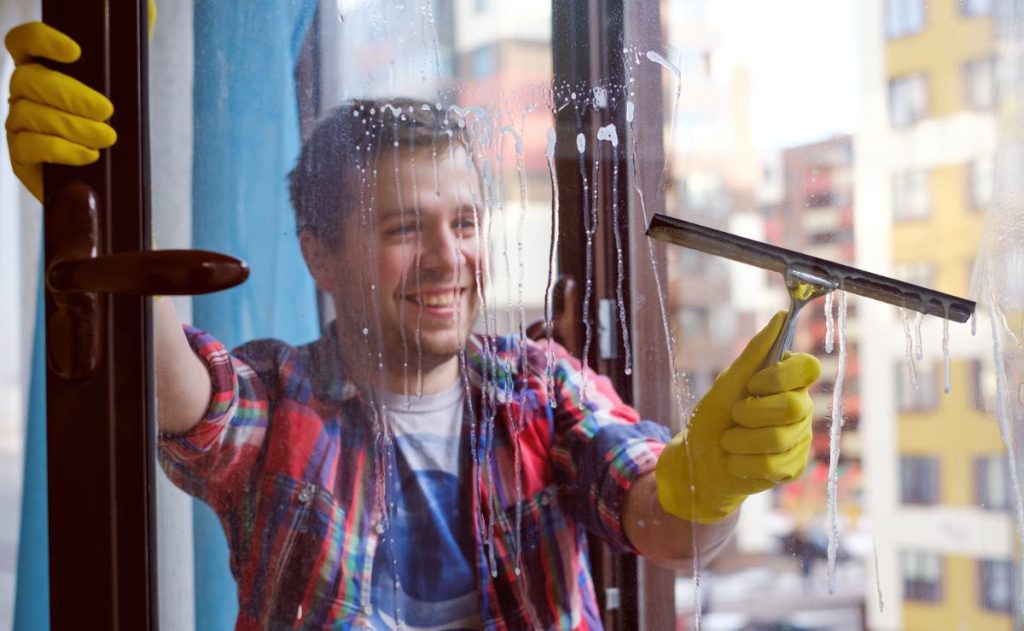 Jak správně používat bílý ocet k čištění skel v domácnosti