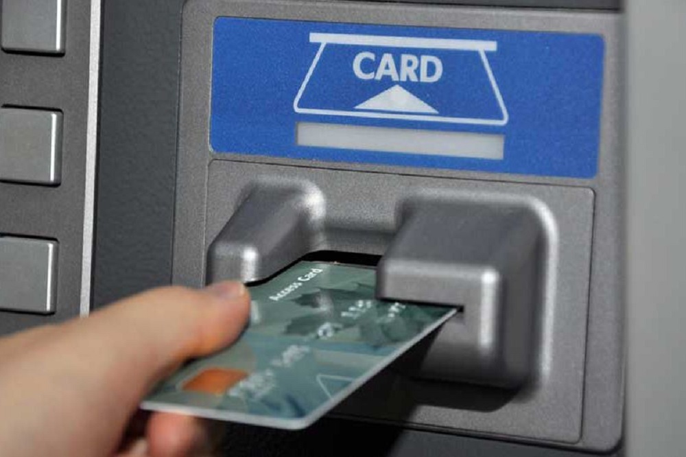 Nikdy nevkládejte svou bankovní kartu do bankomatu, pokud uvidíte tento předmět, můžete přijít o své peníze