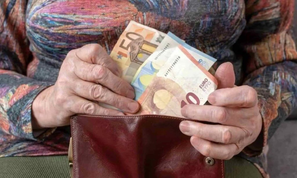 Soud neumožňuje učiteli pokračovat v práci do 70 let a zbavuje ho nároku na starobní důchod z důvodu neplacení pojistného