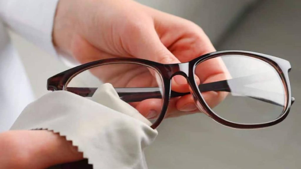 Geniální tipy na čištění brýlí bez hadříku a tekutiny podle optika