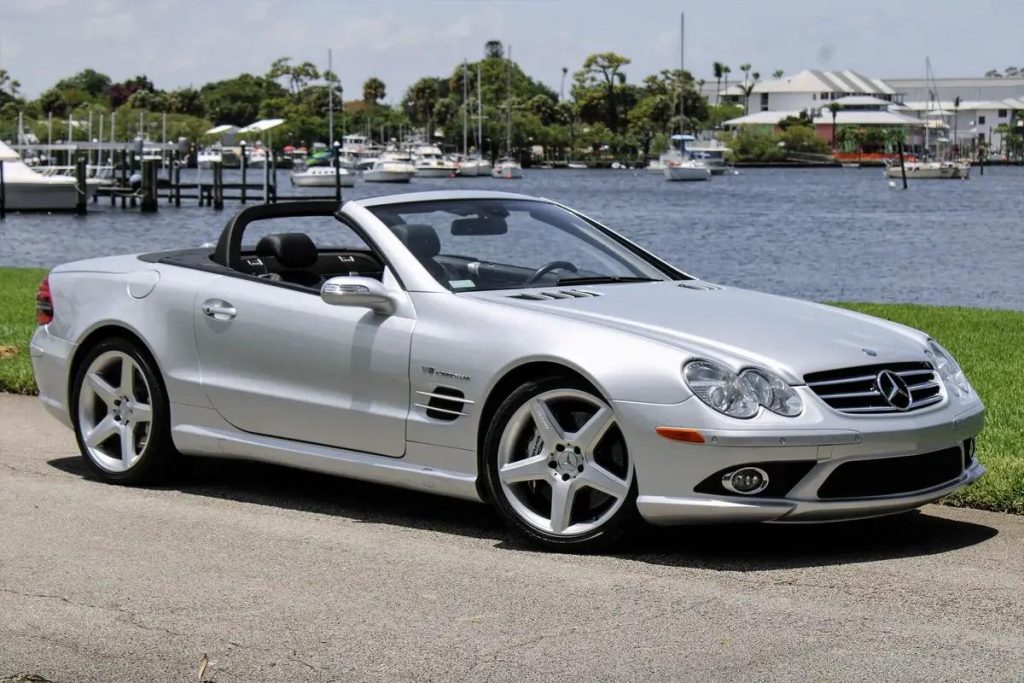 Steve Jobs měnil svůj Mercedes-Benz SL55 AMG v hodnotě 120 000 dolarů každých šest měsíců. A to vše kvůli poznávací značce