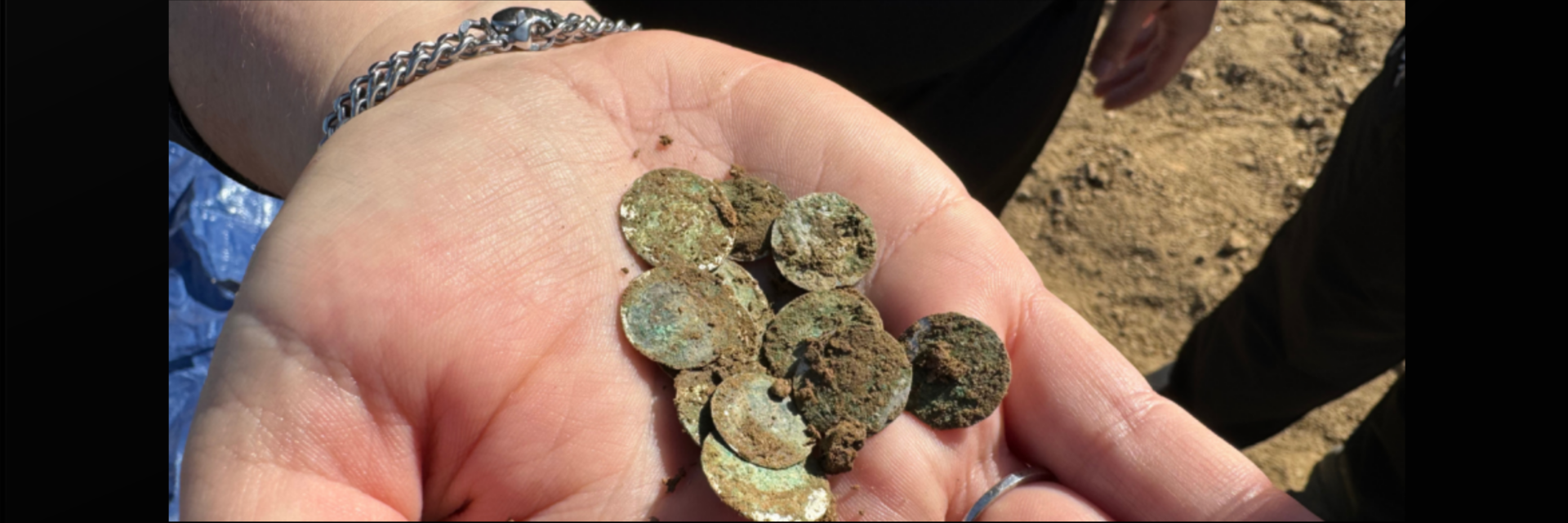 Archeologové jsou ohromeni objevem opuštěné osady s neuvěřitelným pokladem: stovky nedotčených šperků a zlatých mincí