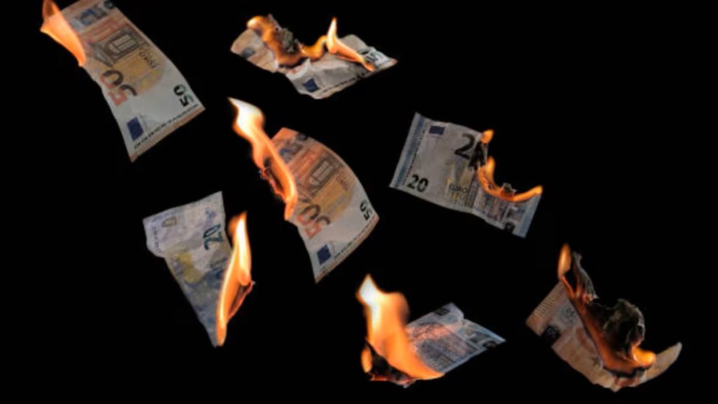 Schoval 80 000 eur na místě, které považoval za bezpečné, a všechno se proměnilo v popel: myslel si, že je to méně peněz