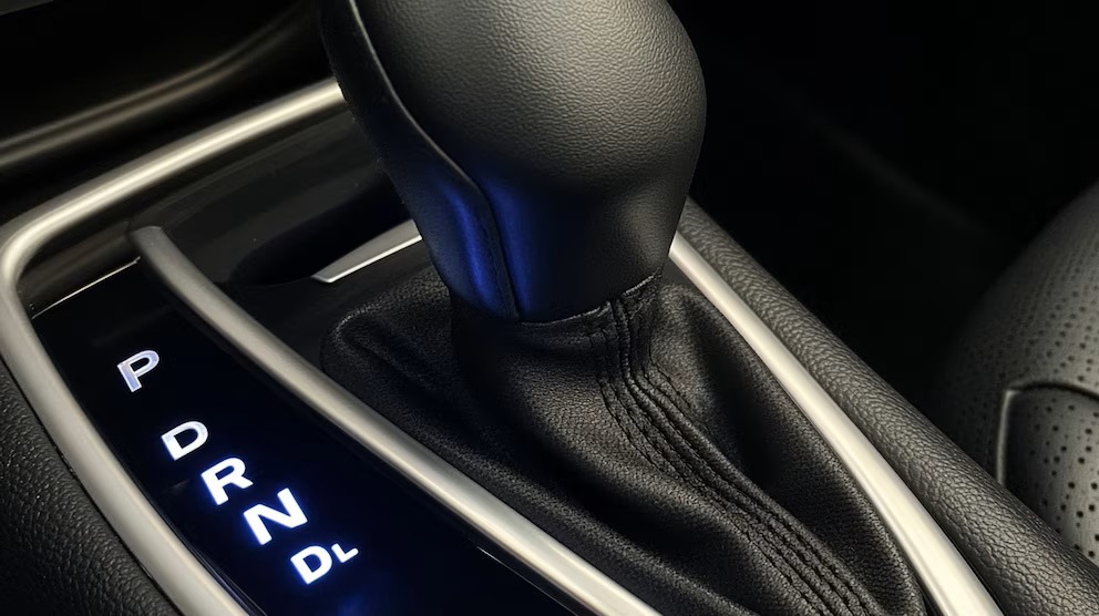 Co znamená písmeno P v autě s automatickou převodovkou a jak ho správně používat