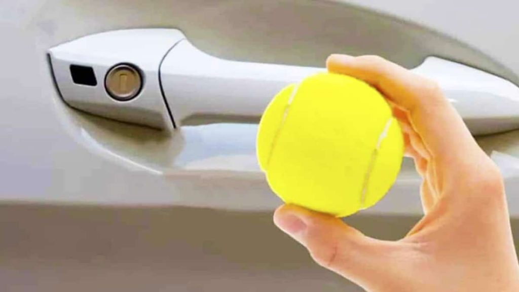 Trik s tenisovým míčkem, jak otevřít auto, když jste si nechali klíče uvnitř, funguje bezchybně