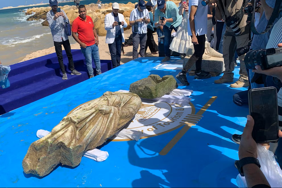 Egyptští archeologové objevili zaplavené město staré více než 2000 let s dochovanými chrámy a sochami.