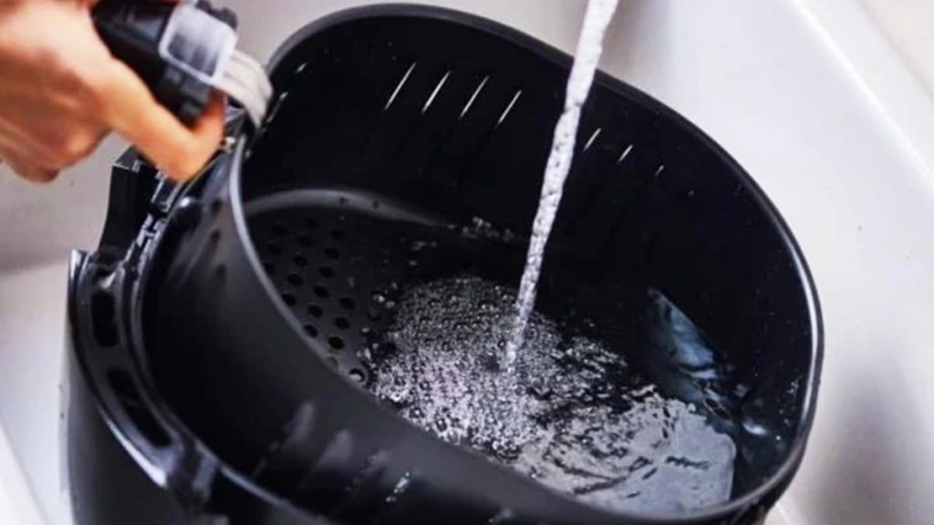 Bez octa a vody: kouzelný trik na čištění fritézy pomocí domácího prostředku