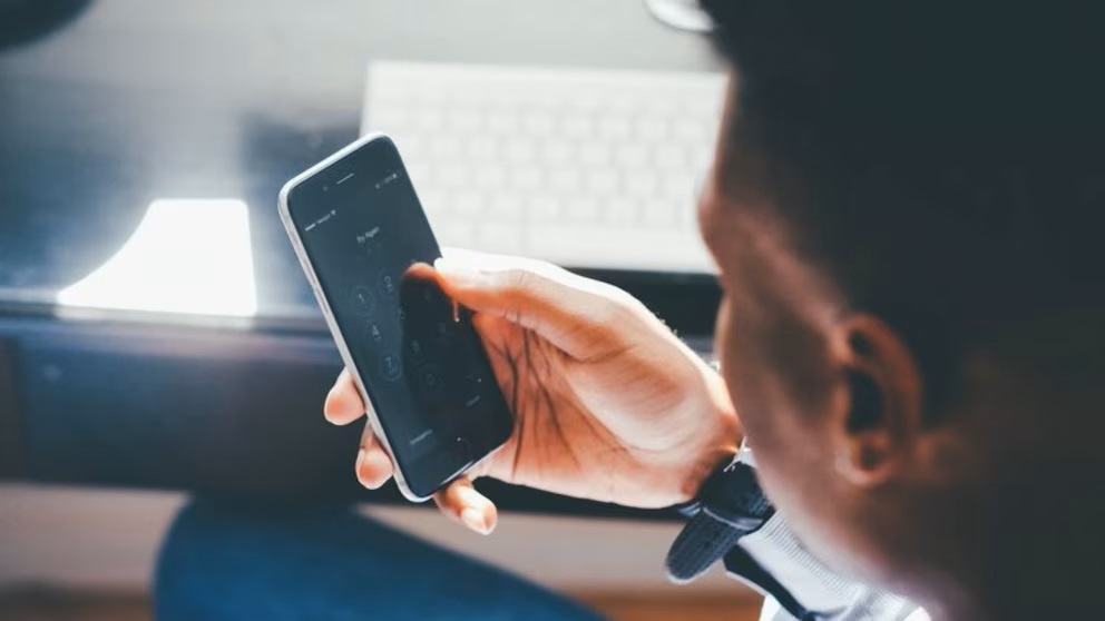 Podrobný návod, jak zkontrolovat, zda je váš mobilní telefon sledován
