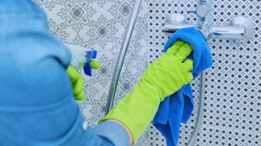 Trik s pergamenovým papírem na odstranění vodního kamene ze sprchové zástěny za 1 minutu