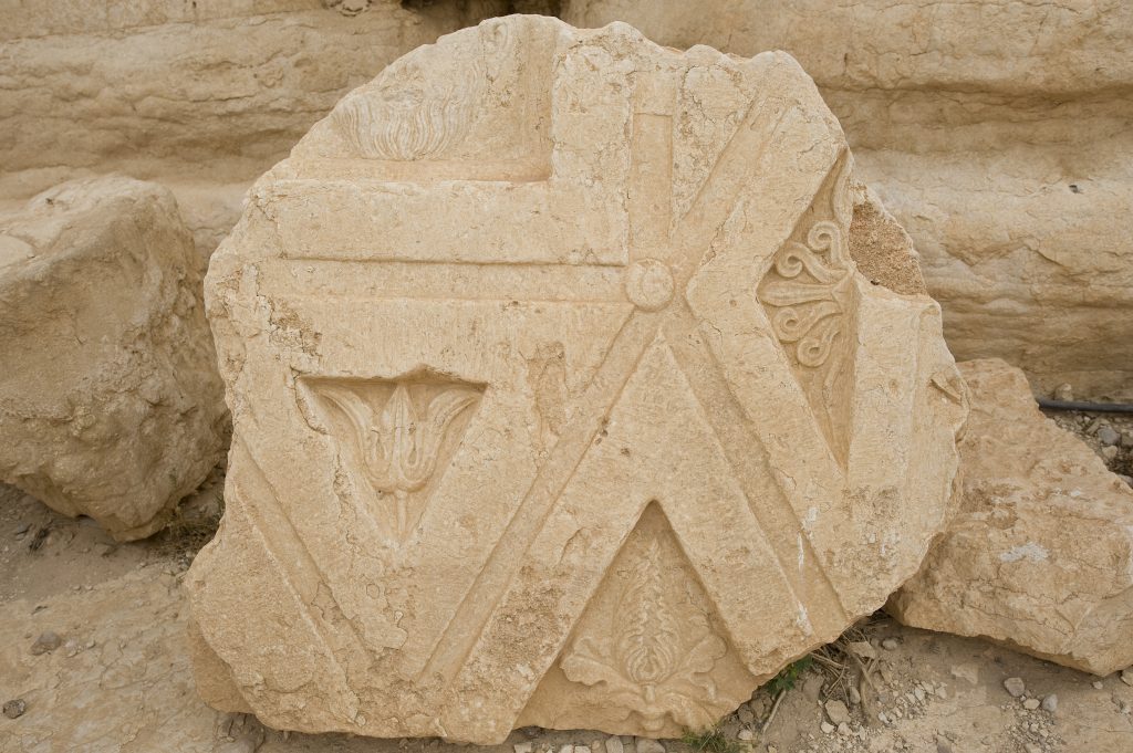 V Abú Dhabí byl nalezen 1400 let starý křesťanský kříž, který přepisuje náboženskou historii Perského zálivu.