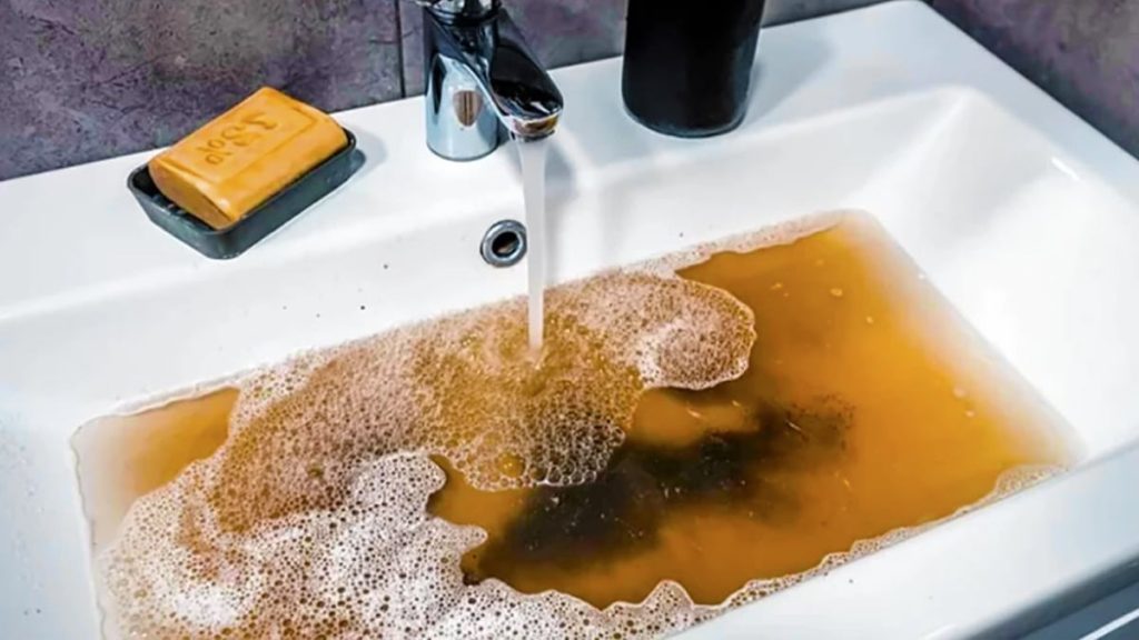 Bez octa a jedlé sody: rychlý způsob s jednou ingrediencí, který vyčistí potrubí, odstraní pachy a ušetří vám drahé výjezdy instalatéra