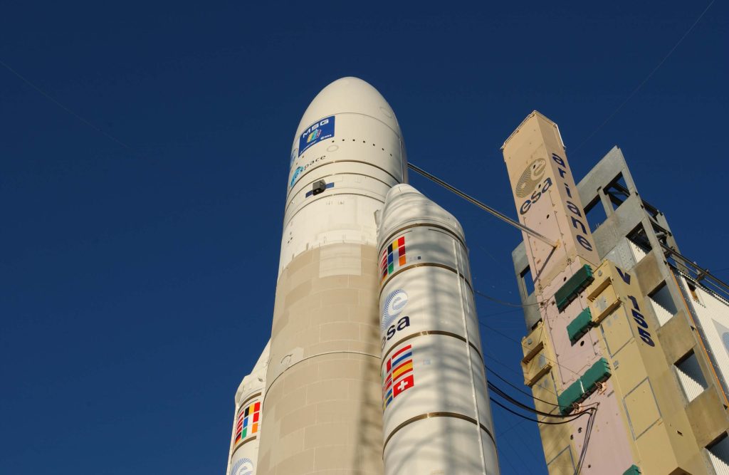 V troskách rakety technici objevují evropský schéma a důstojník pronáší větu: „Svou technologií podepisují rozsudek smrti každému, kdo zahyne.“ Toto odhalení vyvolává celosvětový skandál.
