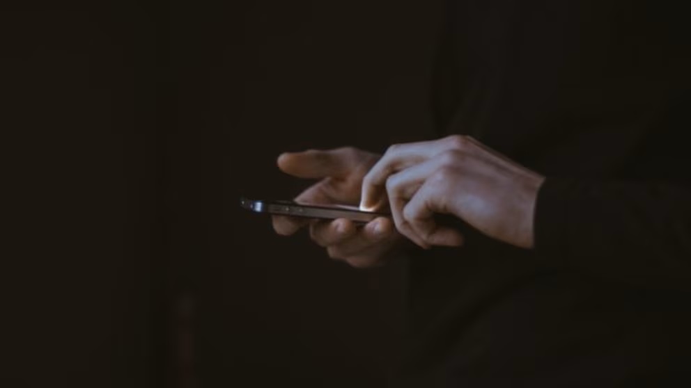 Podrobný návod, jak zkontrolovat, zda je váš mobilní telefon sledován