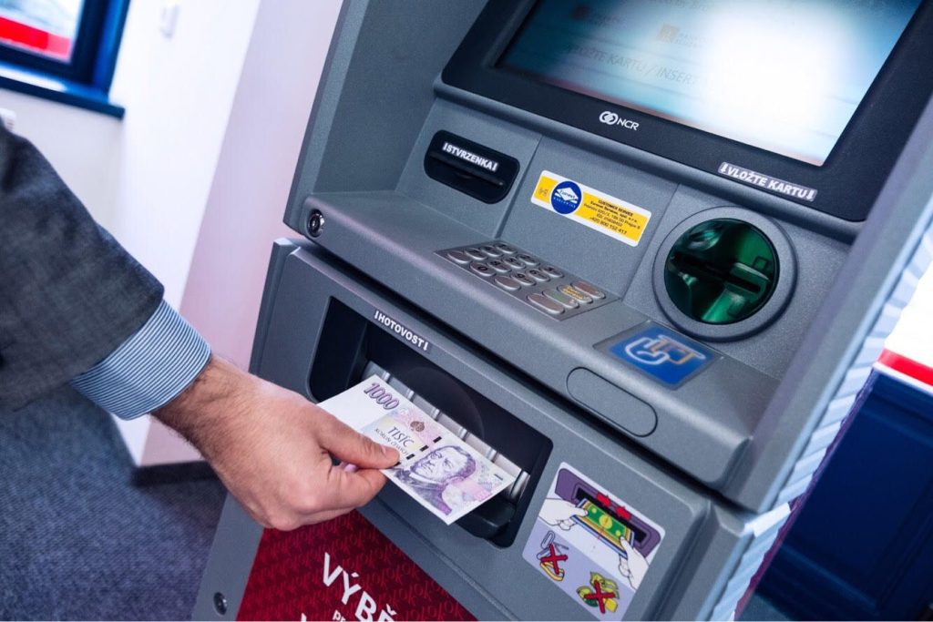 Vybíráte peníze z bankomatu, ale hotovost nemáte. Udělejte jednu věc