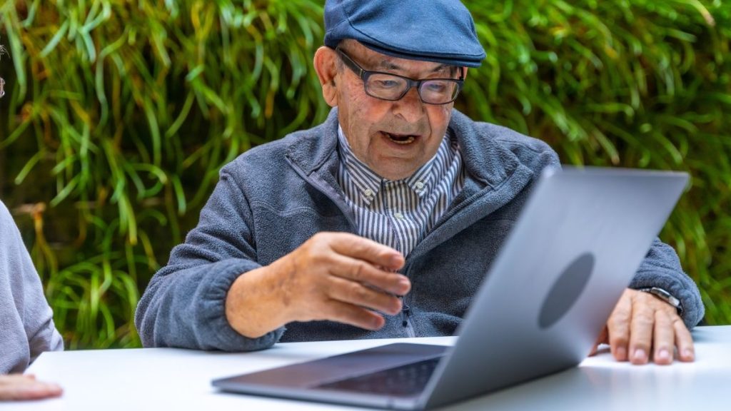 Pobírat důchod a zároveň pracovat: více než 38 % lidí starších 55 let nechce odejít do důchodu před 65. rokem věku
