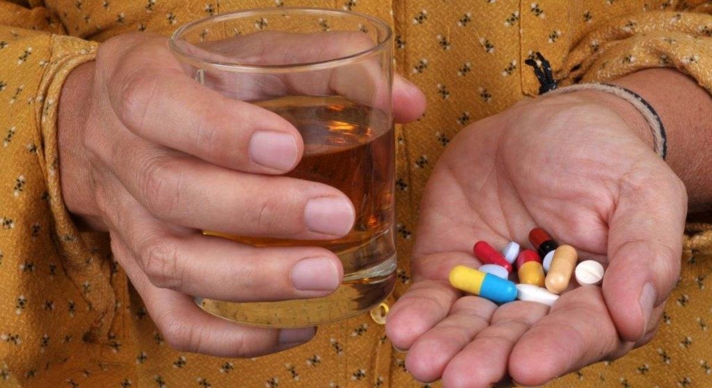 Lékárníci varují před nebezpečím konzumace alkoholu při užívání léků: „Může to zesílit vedlejší účinky.“