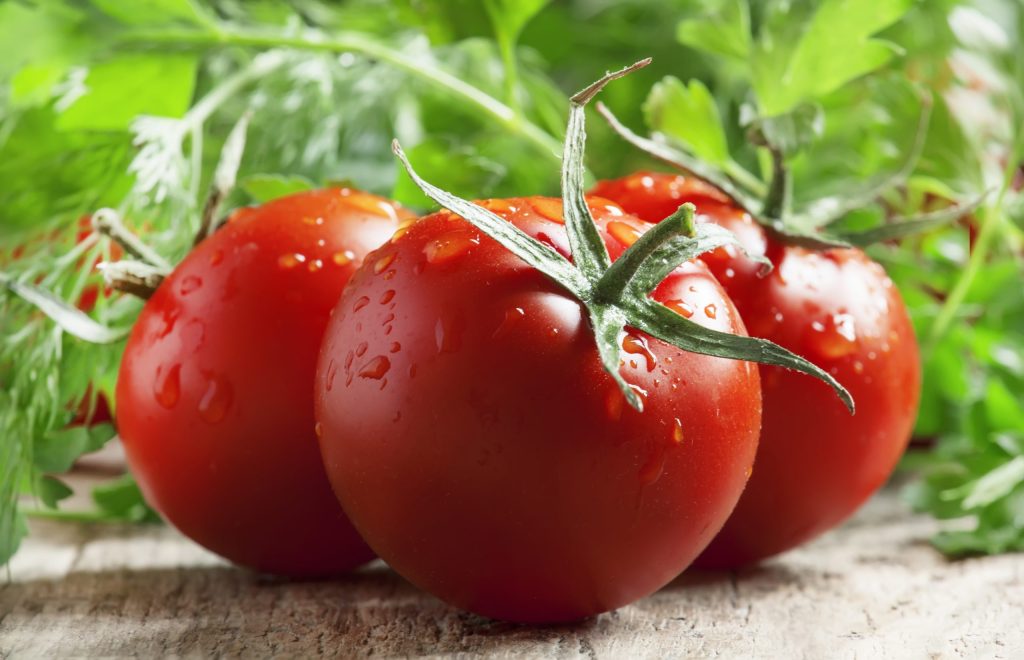 Sklízejte sladké rajčata díky tomuto úžasnému tipu, který nevyžaduje žádné náklady (ani žádné výdaje)