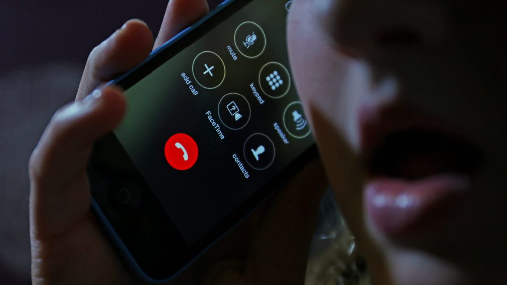 Zvoní telefon, vy zvednete sluchátko, ale oni zavěsí: co jsou automatické hovory a k čemu je používají telefonní spammeři