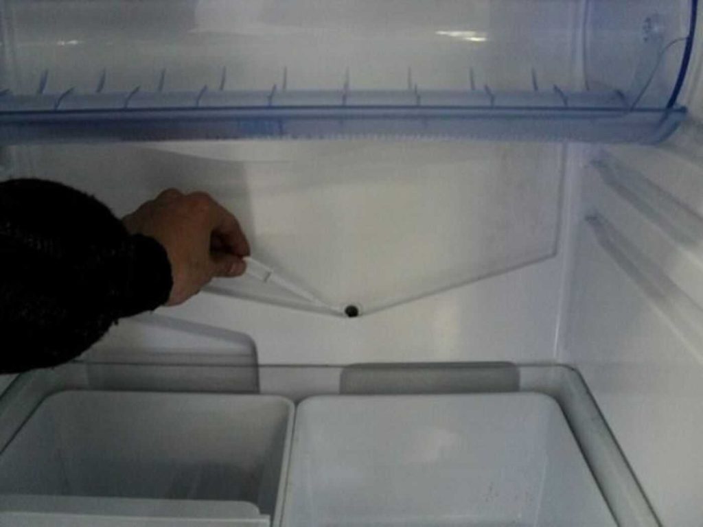 Tajemství vody v ledničce: příčina, o které vám nikdo neřekne, a jak ji odstranit