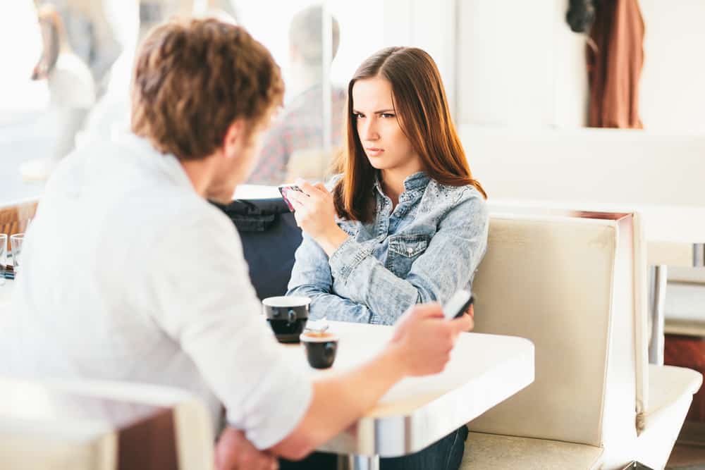 Co znamená, když člověk odvrací pohled během rozhovoru, z pohledu psychologie