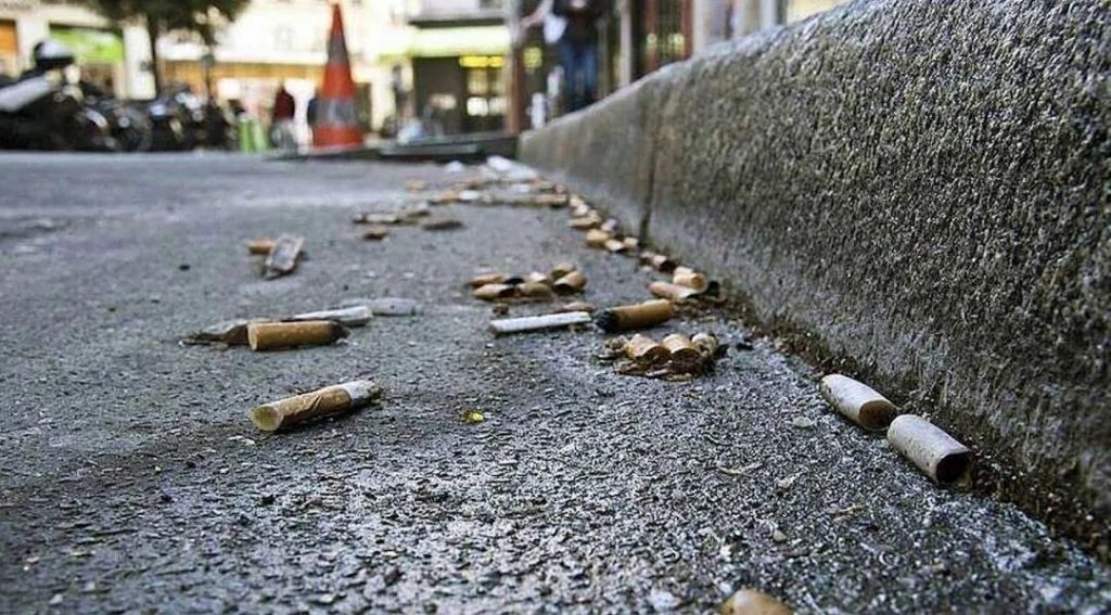 V Itálii přestali odhazovat cigaretové nedopalky na chodníky: nyní je vysazují na silnicích.