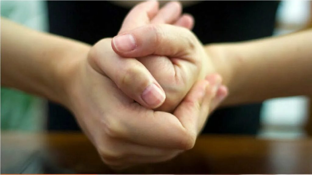 Věda a zdraví kloubů: co ukazují nejnovější výzkumy o zvyku praskání prstů