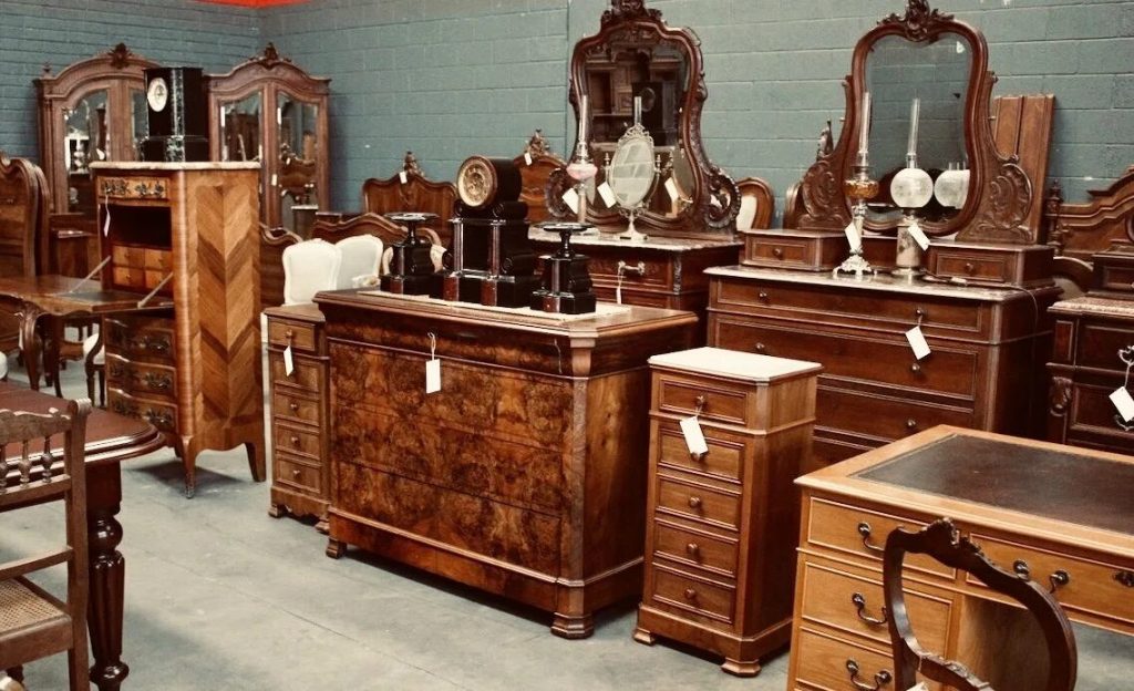 4 kusy vintage nábytku a starožitností, které jsou podle odborníků navzdory své popularitě těžko prodejné