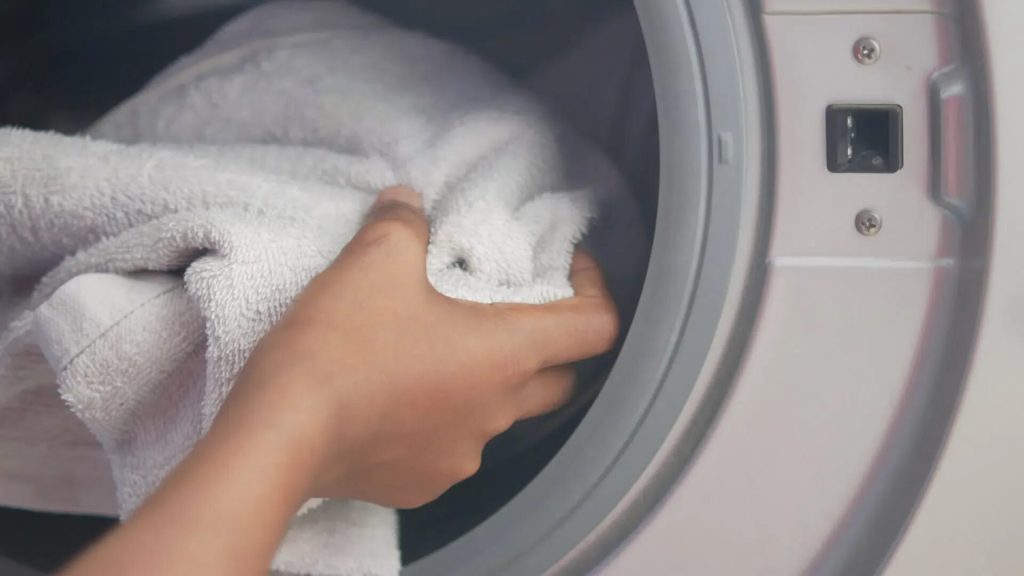 Do bubnu nasypu tři lžíce. Z pračky vyndám měkké a nadýchané ručníky, jako nové.